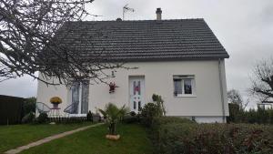 una casa blanca con techo negro en Chambre chez l'habitant avec Sdb et WC privatifs, en Marnay-sur-Seine