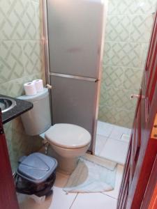 mała łazienka z toaletą i prysznicem w obiekcie BELAS PRAIAS POUSADA w mieście Alter do Chao