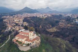 una vista aérea de una ciudad en una montaña en B&B Cristallo, en Castrovillari