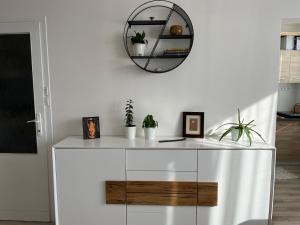 Kuchyň nebo kuchyňský kout v ubytování Sunny minimalistic flat near metro Opatov