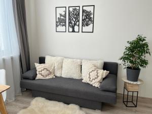Prostor za sedenje u objektu Sunny minimalistic flat near metro Opatov