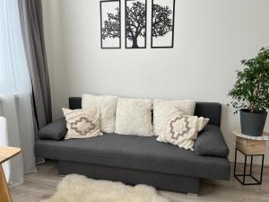 Prostor za sedenje u objektu Sunny minimalistic flat near metro Opatov