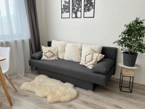 Prostor za sedenje u objektu Sunny minimalistic flat near metro Opatov