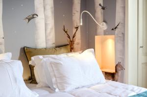 - une chambre dotée d'un lit avec une lampe et des oiseaux sur le mur dans l'établissement Le Gîte du Domaine des Trois Tilleuls, à Villers-la-Ville