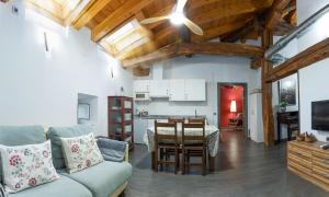 TV a/nebo společenská místnost v ubytování Tresanea Apartamentos