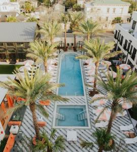an overhead view of a hotel with palm trees and a swimming pool at Hotel Bardo Savannah in Savannah