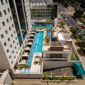 an aerial view of a building with a swimming pool at Flat no Jade in Brasília