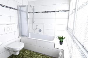 Koupelna v ubytování Exklusives Penthouse mit Dachterrasse, hochwertig ausgestatteter Küche mit Dampfgarer, inklusive 2 Stellplätze und Fahrradgarage + 39 fotografií