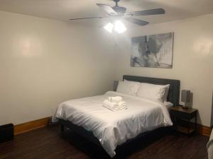 um quarto com uma cama com duas toalhas em Lasalle Getaway Home! em Niagara Falls
