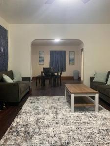 uma sala de estar com um sofá e uma mesa de centro em Lasalle Getaway Home! em Niagara Falls