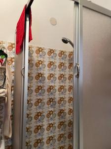La salle de bains est pourvue d'une porte de douche avec rideau de douche. dans l'établissement Nel cuore dell’Oasi Zegna, à Bielmonte