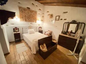 - une chambre avec un lit et un miroir dans l'établissement Serra do Caldeirao Villa with Pool, à Curvatos