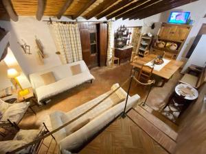 - Vistas aéreas a la sala de estar con sofá en Serra do Caldeirao Villa with Pool, en Curvatos