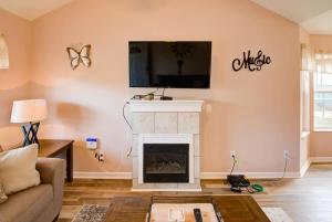 uma sala de estar com lareira e uma televisão na parede em Best spot for you and the family in Sevier County em Pigeon Forge