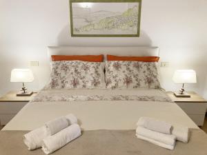 ein Schlafzimmer mit einem großen Bett mit zwei Lampen in der Unterkunft Casa Marlù in Taormina