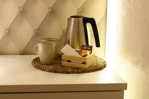 einen Tisch mit einer Teekanne und einer Tasse drauf in der Unterkunft Hotel De Martin in San Lorenzo de El Escorial