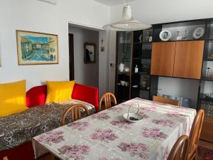 - une salle à manger avec une table et un canapé dans l'établissement Casa Feletto con parco verde vicino uscita autostrada, à Pordenone