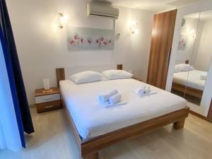 um quarto com uma cama com duas toalhas em Apartmani Nede em Trogir