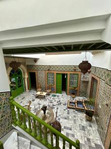 uitzicht op de lobby van een huis met groene deuren bij Dar Waya in Mahdia
