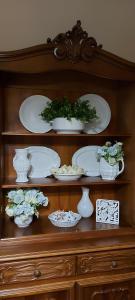 una estantería de madera con platos y jarrones. en SERVETTOHOME en Turín