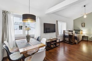 a living room with a dining table and a bedroom at Zigarrenhof Apartment in Citynähe inkl. Netflix in Aschaffenburg