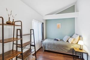 1 dormitorio con 1 cama en una habitación con escalera en Zigarrenhof Apartment in Citynähe inkl. Netflix, en Aschaffenburg