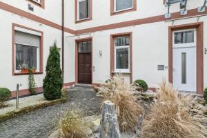 una casa con una pasarela de piedra que conduce a una puerta en Zigarrenhof Apartment in Citynähe inkl. Netflix, en Aschaffenburg