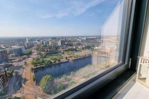 uma vista da cidade a partir de uma janela em 2 Bedroom Penthouse em Manchester