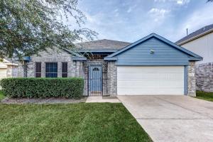 een blauw-wit huis met een garage bij Houston Blue House in Houston