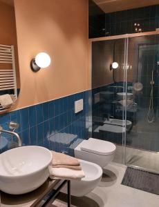 uma casa de banho com um WC, um lavatório e um chuveiro em the 6 apartments em Rimini