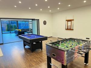 a room with two foosball tables in a room at Luxuriöse Villa am Wiesensee in Pottum