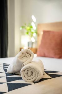 einen Stapel Handtücher auf dem Bett in der Unterkunft HOME@PORVENIR VFT/SE/03555 in Sevilla