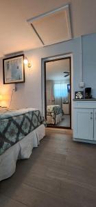 um quarto com 2 camas e um espelho grande em Sweet Studio in Sarasota em Sarasota