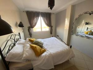 En eller flere senge i et værelse på Vue Mer Piscines Proche Plages Surf à Pied + 59 billeder