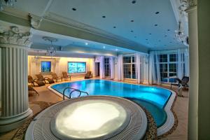 a large room with a large swimming pool at Hotel Solar Palace SPA & Wellness in Mrągowo