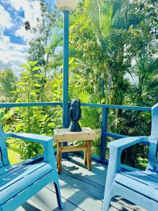 un porche azul con 2 sillas azules y una mesa en Hacienda Verde Luz, 