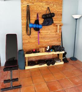 una habitación con una pared con equipo de boxeo y una silla en Hacienda Verde Luz, 