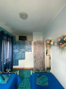 Villa Asinara في ستينتينو: غرفة بسريرين زرق وباب