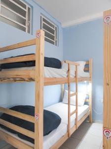 a bunk bed room with two bunk beds at Hostel Kaizen in Curitiba
