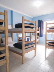 クリチバにあるHostel Kaizenの複数の二段ベッドが備わる客室です。