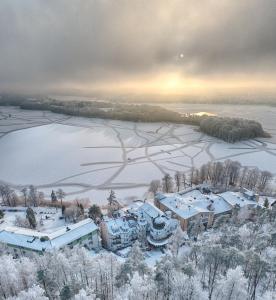 una vista aérea de un complejo en la nieve en Hotel Solar Palace SPA & Wellness, en Mrągowo