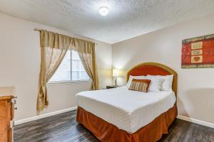 Un dormitorio con una cama grande y una ventana en Houston Blue House en Houston