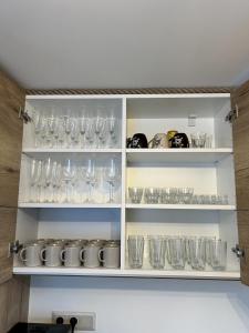 un armario lleno de vasos vacíos en los estantes en Chata pod Starou Horou, en Trstená