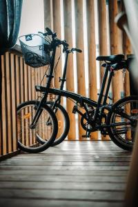 een fiets met een mand geparkeerd op een houten vloer bij SEA HOUSE pine shade, pool & jacuzzi - PRIVILEGE POINT camping villas in Selce