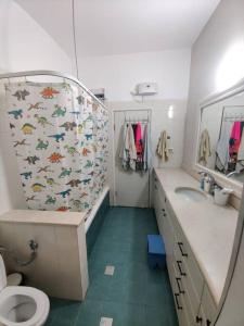bagno con servizi igienici, lavandino e specchio di וילה בגלבוע a Kfar Yehezkel
