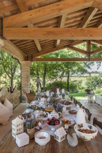 una tavola in un padiglione con un set da tavola per un pasto di Monterosato Country House a Fermo