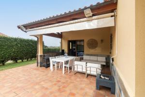 PancarにあるVilla Sonrisa de Llanesの屋外パティオ(白いテーブルと椅子付)