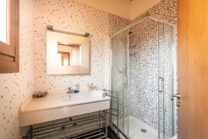 PancarにあるVilla Sonrisa de Llanesの洗面台とシャワー付きのバスルーム +42枚の写真