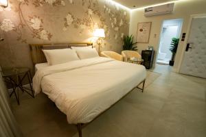 a bedroom with a large bed with a white comforter at شقق درر المفروشة تصميم إيطالي دخـول ذاتي in Riyadh