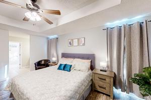 um quarto com uma cama e uma ventoinha de tecto em Amazon Riviera em Foley